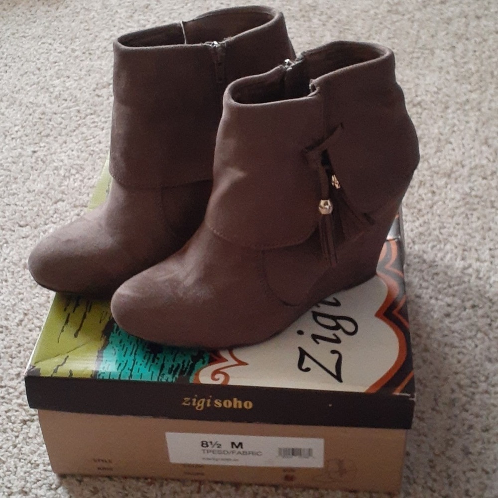 ZIGI SOHO size 8.5m taupe suede boots, $79